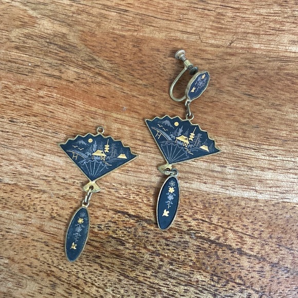 Vintage Jewelry - FINAL PRICE $10 VTG 50’s Screw Back Black Damascene Asian Fan Earrings